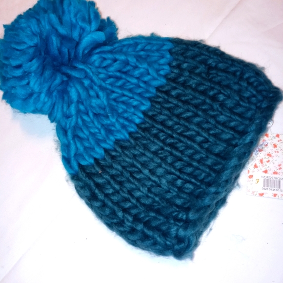 Nwt. FREE PEOPLE beanie/ winter hat with pom pom. Turquoise/sea in color. OS